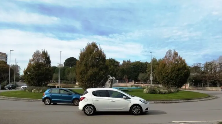 Rotonda hacia la avenida de Los Castros. R.A