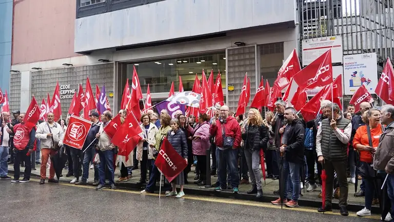 Un momento de la movilizaci&oacute;n frente a la CEOE.