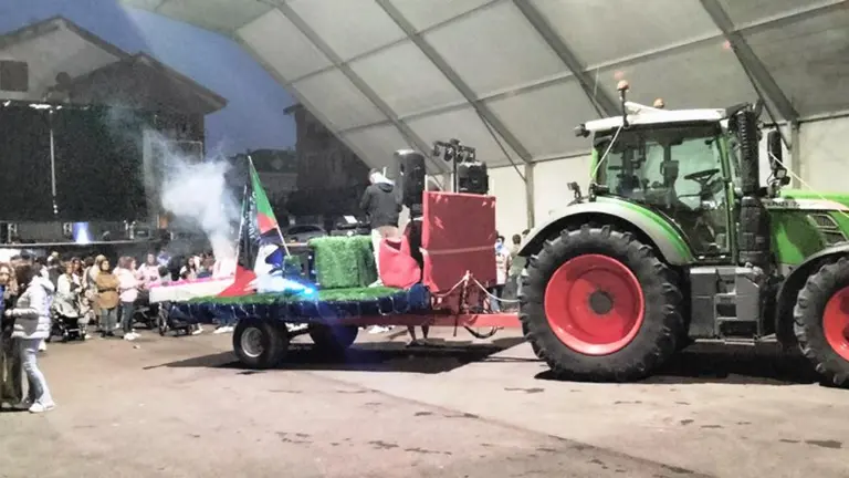 El tractor con m&uacute;sica en el ferial. R.A.