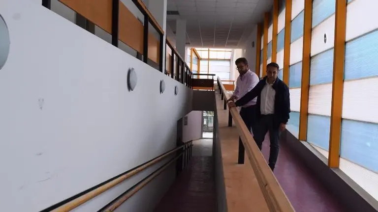 Visita al edificio de la ludoteca de Renedo.