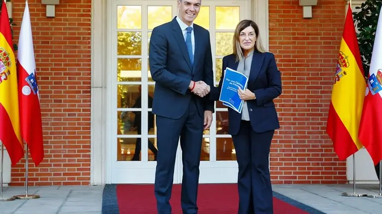 Recibimiento de Buruaga por Pedro Sánchez.