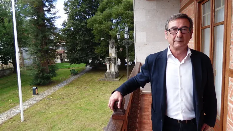 El alcalde de Santa maría de Cayón, Francisco Javier Viar, en el balcón del Ayuntamiento. R.A.