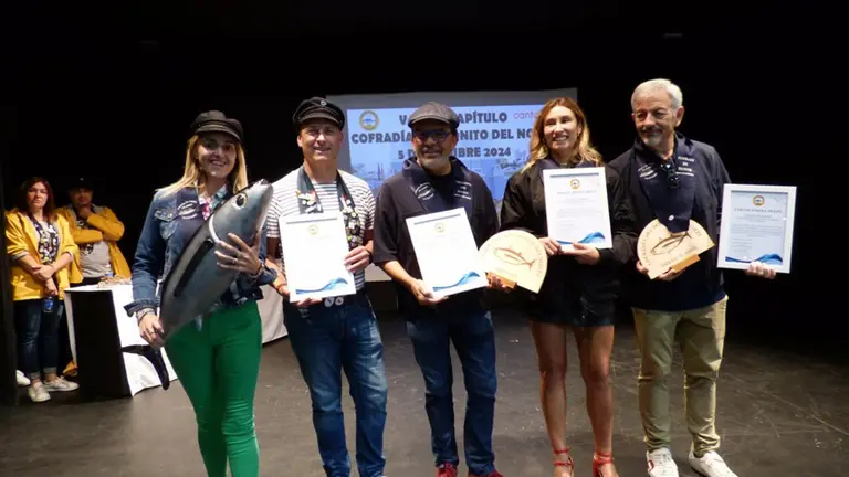 Los nuevos cofrades y el embajador tras jurar sus t&iacute;tulos. R.A.