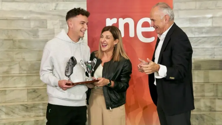 Un momento de la entrega del trofeo.