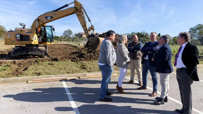 Las autoridades políticas visitan las obras en Santillana del Mar.