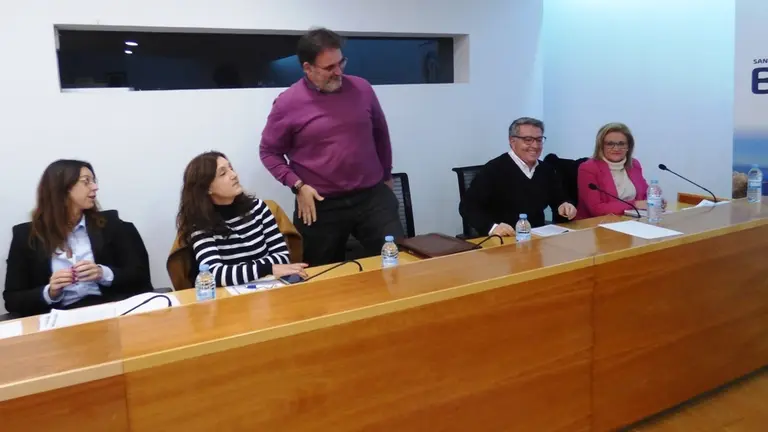 Enrique Gordaliza, segundo por la derecha, en el Pleno. R.A.