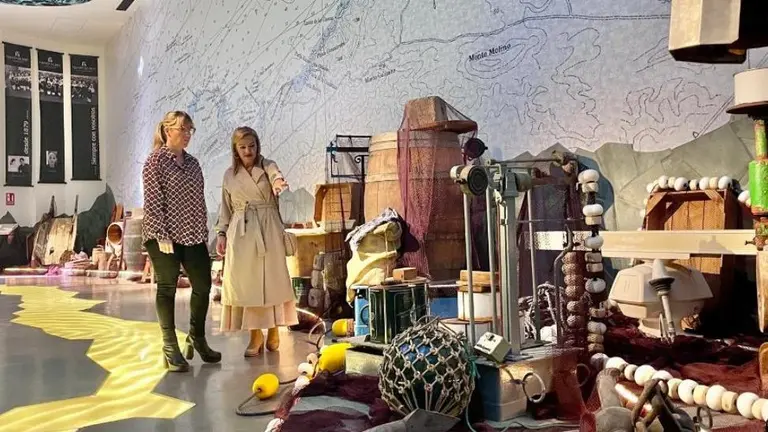 La delegada del Gobierno en 'La Galer&iacute;a del Arte de la Anchoa', en Santo&ntilde;a.