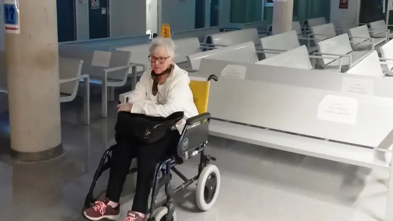 Loly en la sala de espera de Valdecilla.