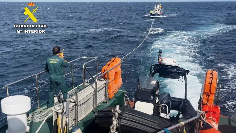 Un momento del auxilio a la embarcación.