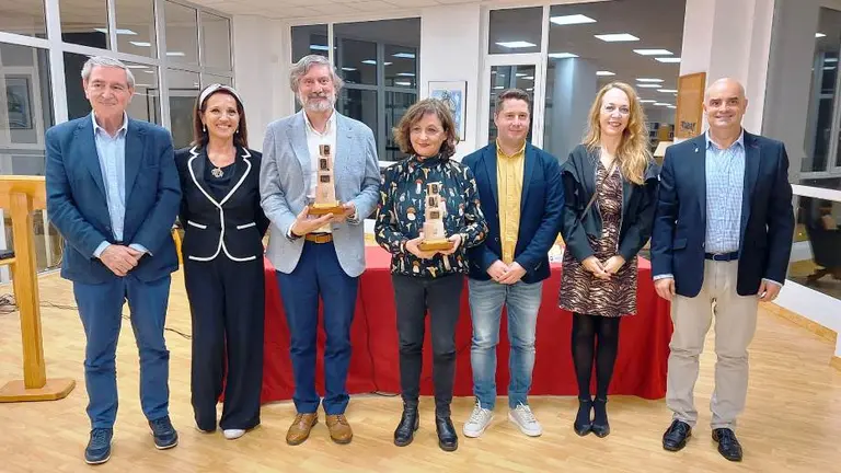 Galardonados junto a los miembros del jurado y autoridades