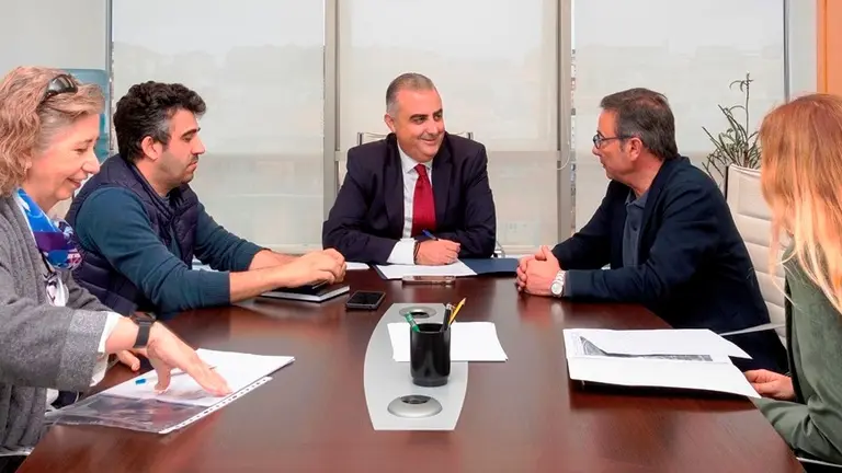Reunión entre el consejero de Fomento y el alcalde de Santa María de Cayón.