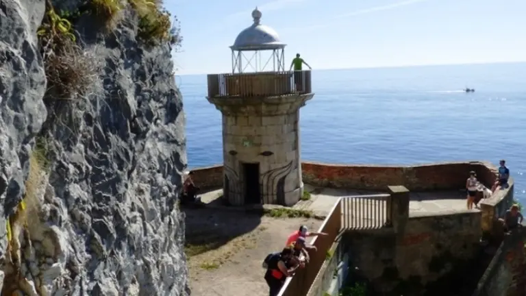 El Faro del Caballo en Santoña. R.A.