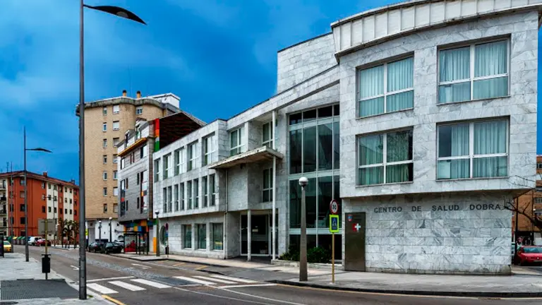 Exterior  del centro de salud Dobra de Torrelavega.