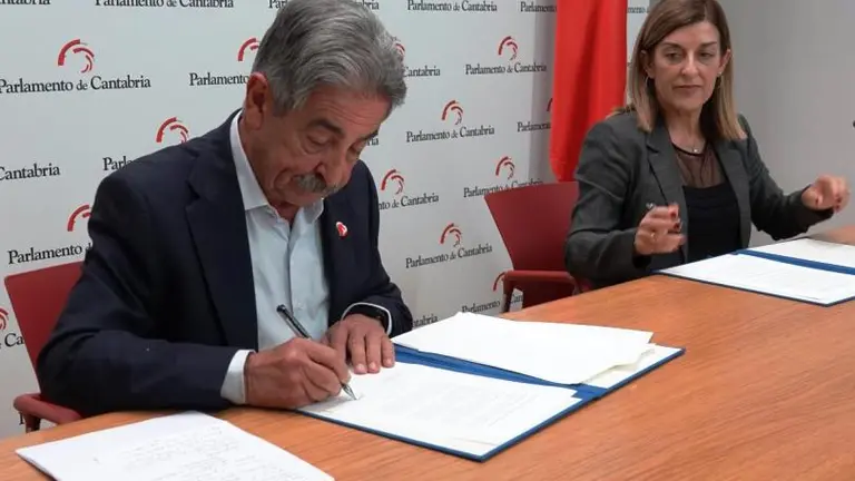 Revilla y Buruaga firman el acuerdo del presupuesto de 2025.