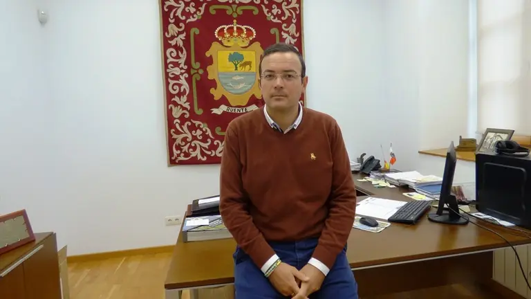 El alcalde de Ruente, Jaime Díaz, en su despacho en el Ayuntamiento. R.A.