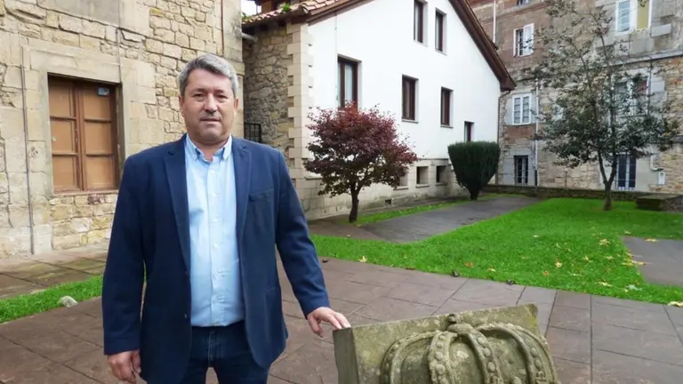 El alcalde Óscar López (PP) junto al escudo municipal. R.A.