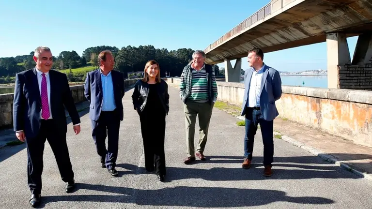 Las autoridades políticas en el puente entre Somo y Pedreña.