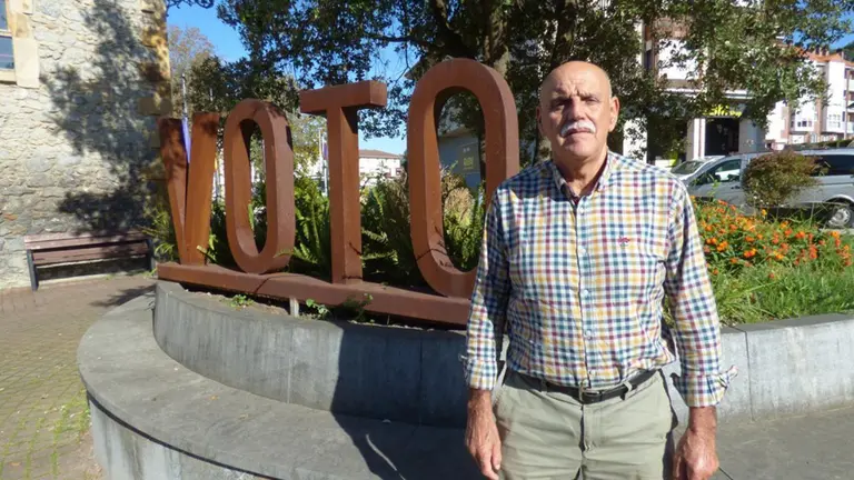 El alcalde Francisco Maza (AVV), en el exterior de la Casa Consistorial. R.A.