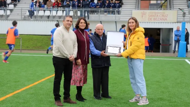 Entrega de una placa conmemorativa a la directora General de Deportes.