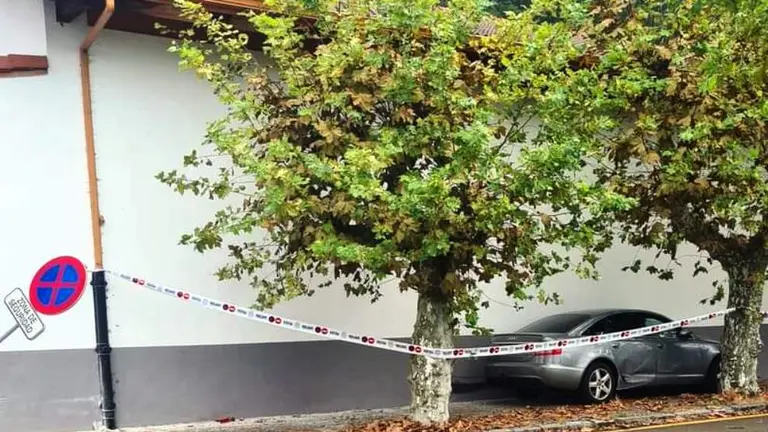 El vehículo acabo empotrado contra la fachada y el arbolado. Whatssap