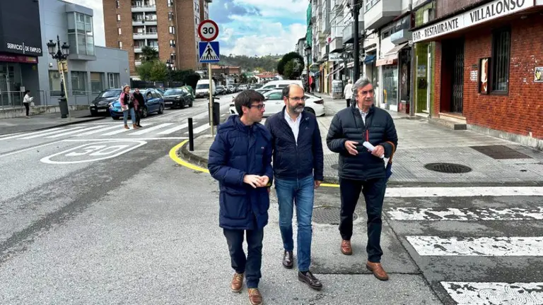 Los políticos en la Avenida del Besaya.