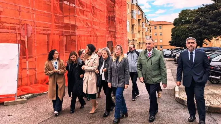 Las autoridades pol&iacute;ticas visitan las obras en el barrio de Santander.