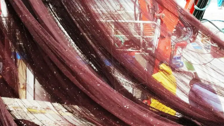 Pescadores en el puerto pesquero de Santoña. Nyka Goicoechea.