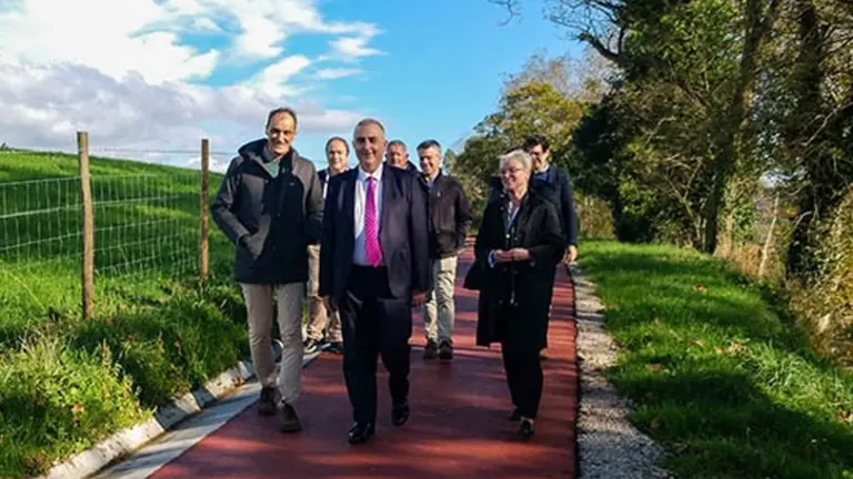 El consejero de Fomento y el alcalde visitan varias obras en Alfoz de Lloredo.
