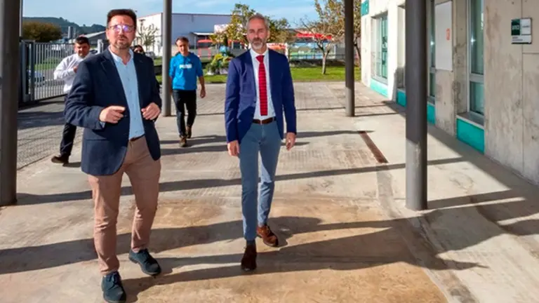 Visita de las autoridades políticas a las instalaciones de Colindres.