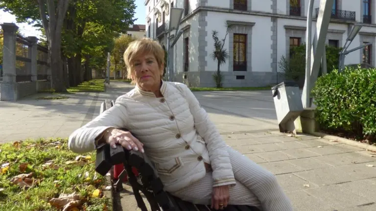 Nieves Fernández en el exterior del Ayuntamiento de Santoña. R.A.
