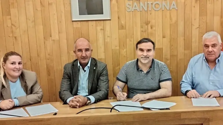 Firma del convenio entre el Ayuntamiento de Santoña y Coercan.