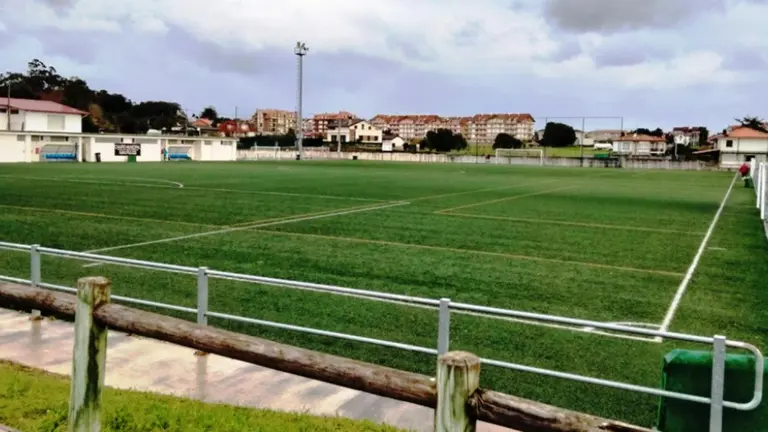 Campo de fútbol de hierba artificial. R.A.