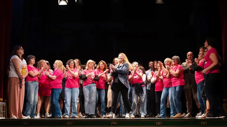 Bety Sa&ntilde;udo junto a los participantes en la Gala. Eduardo quintana
