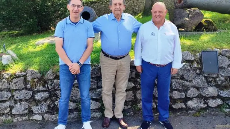 El escritor Alfonso Ussía en La Cavada.