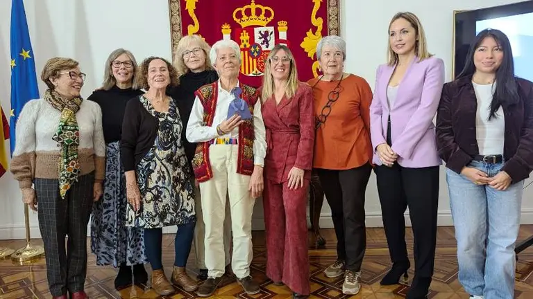 La delegada y la jefa de la Unidad de VO junto a integrantes de la Red.