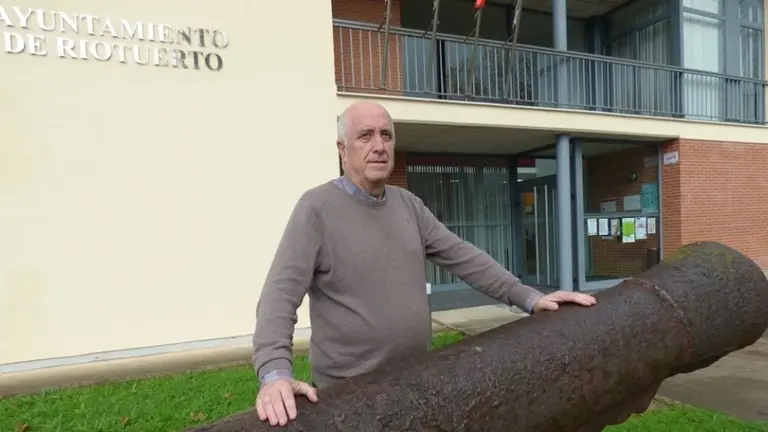 El alcalde de Riotuerto, Alfredo Madrazo (PRC), en el exterior del Ayuntamiento. R.A.