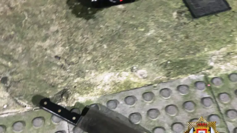 Machete y botella de cerveza.