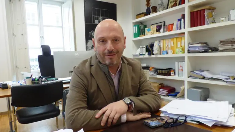 El alcalde de Laredo, Miguel González (PP), en su despacho. R.A.