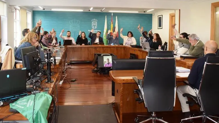 Concejales en el Pleno del parlamento de Piélagos.