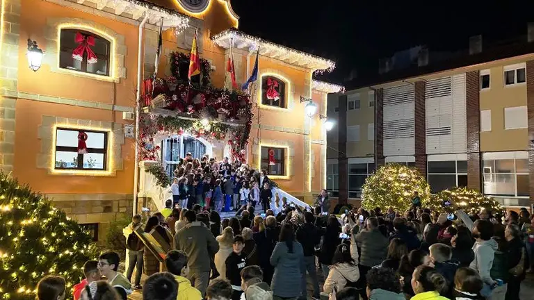 Asistentes al encendido navide&ntilde;o en Renedo, en Pi&eacute;lagos.