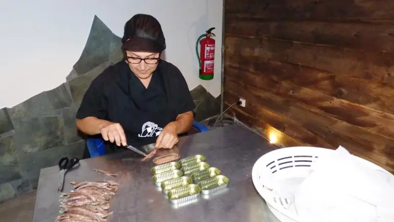 Elaboración de las anchoas en la Galería del Arte en Santoña. R.A.