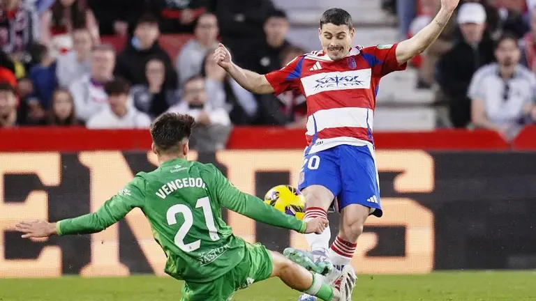 El Racing no rompió la maldición de Los Carmenes.