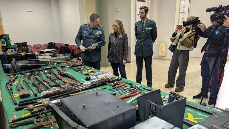 La delegada del Gobierno y la Guardia Civil.