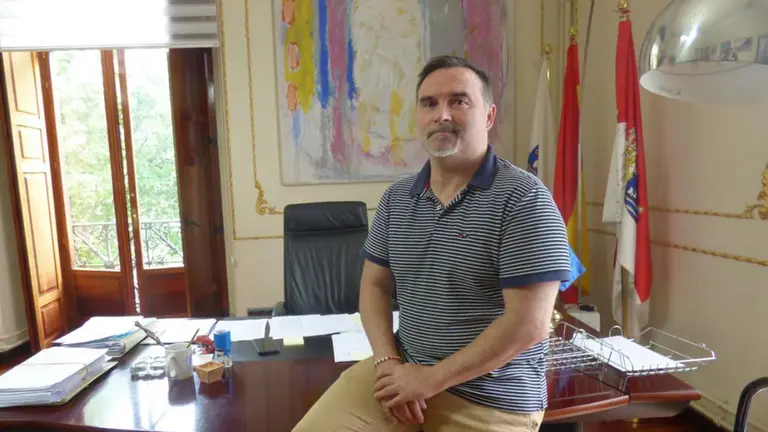 El alcalde de Santoña, Jesús Gullart, en su despacho. R.A.