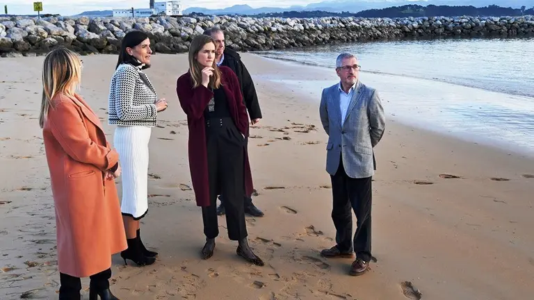 Los pol&iacute;ticos visitaron la zona de los espigones.