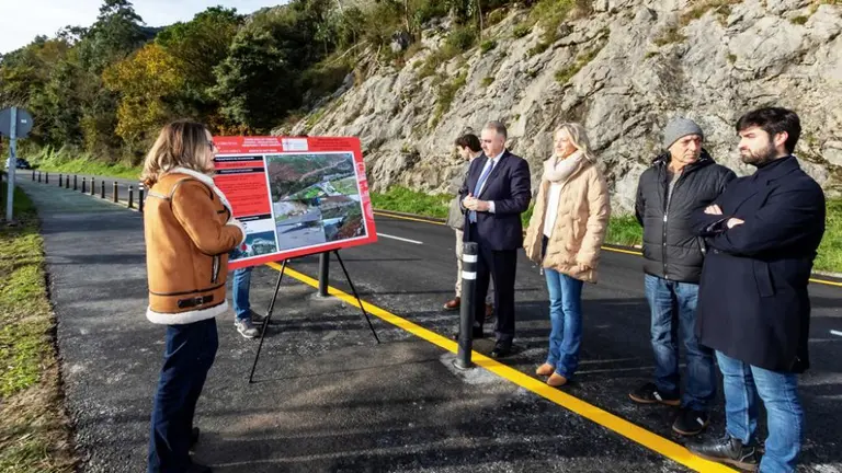 Un momento de la visita a las obras en Sonabia, en Castro Urdiales.