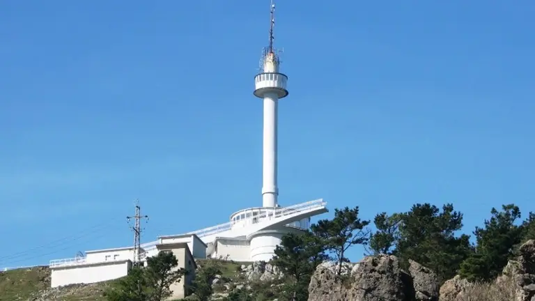 Monumento al Indiano en Peña Cabarga.