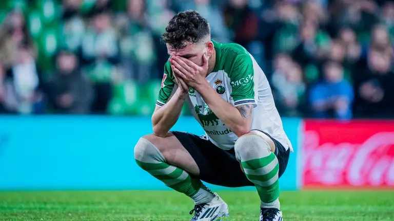 Un error de los verdiblancos dio la victoria al Huesca.