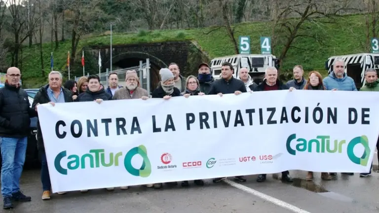 Concentraci&oacute;n de Cantur a la puerta de Cab&aacute;rceno.