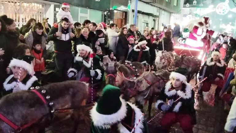 Pap&aacute; Noel recorri&oacute; el centro de Santo&ntilde;a ante numeroso p&uacute;blico. R.A.